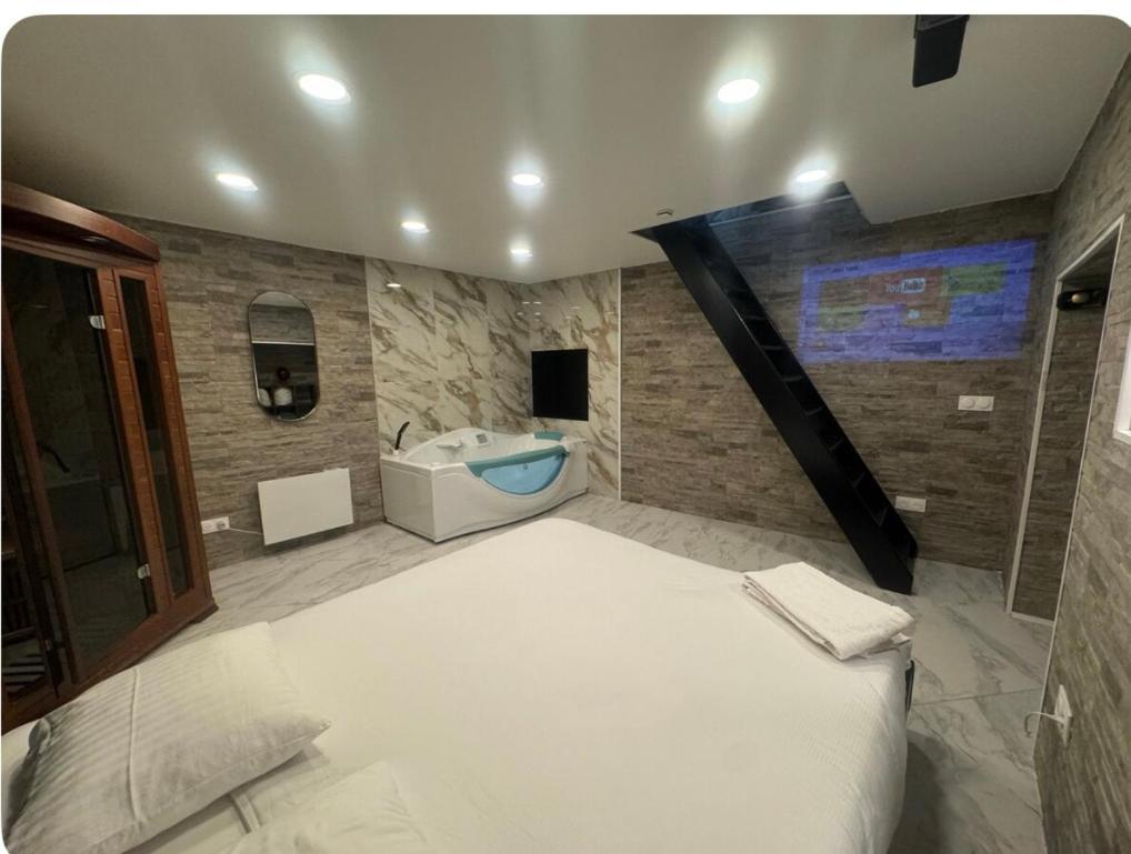 Maison Appartement Triplex Avec Jacuzzi Et Sauna Saint-Etienne  Dış mekan fotoğraf
